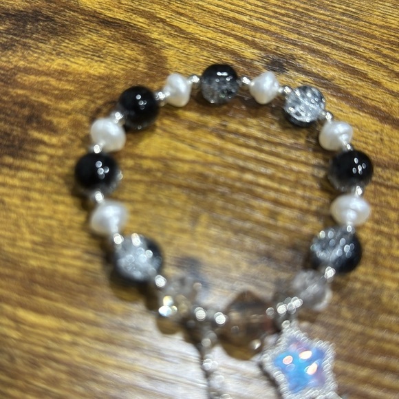 Elegant Black and Silver Beaded Bracelet - Picture 2 of 2